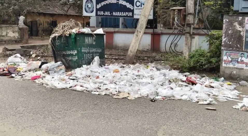 నరసాపురంలో ఎటు చూసినా చెత్తే..